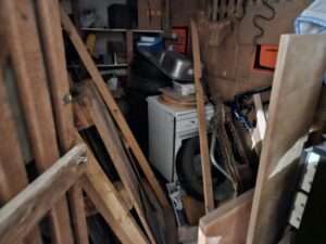 Fa Jung führt die Entrümpelungen in Wuppertal durch, auch im Keller.